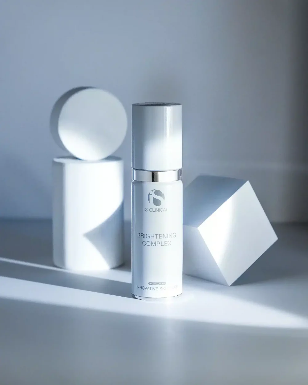 Is clinical – brightening complex – 30ml | even-tone serum - image 2