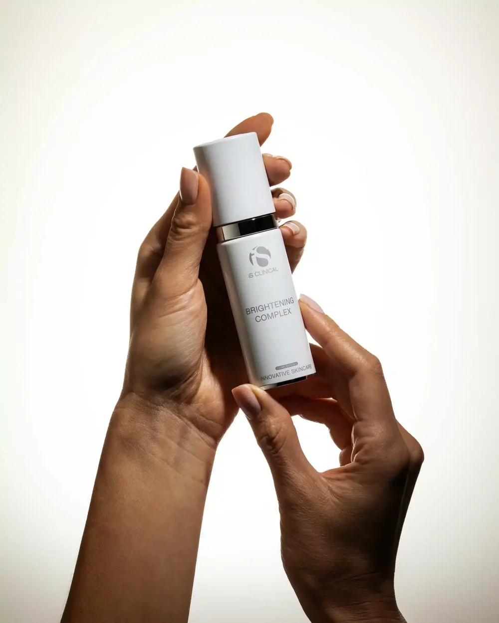 Is clinical – brightening complex – 30ml | even-tone serum - image 3